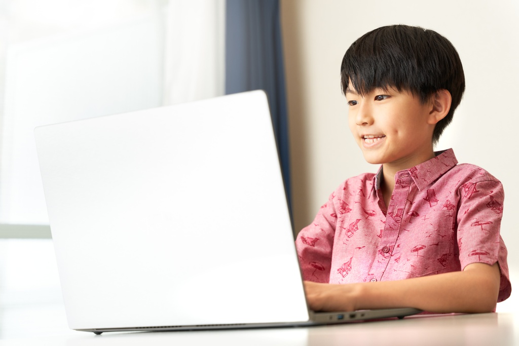 パソコンで英会話を勉強している男の子