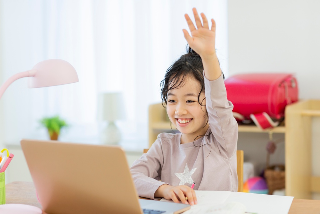 子ども向け英会話をしている小学生